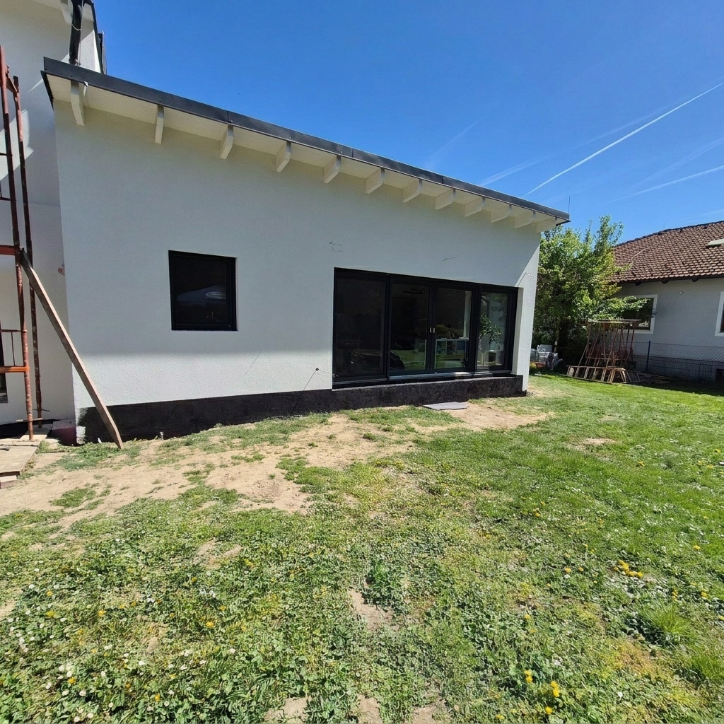 Haus mit gepflegtem Grundstück