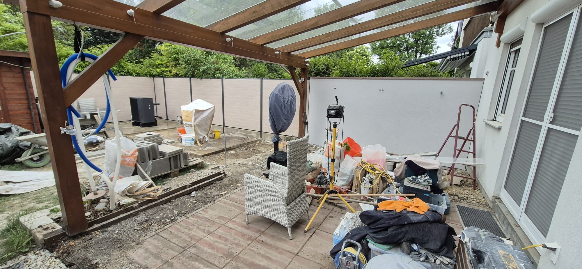 Terrasse unter dem Pergola-Dach, vor der Fertigstellung