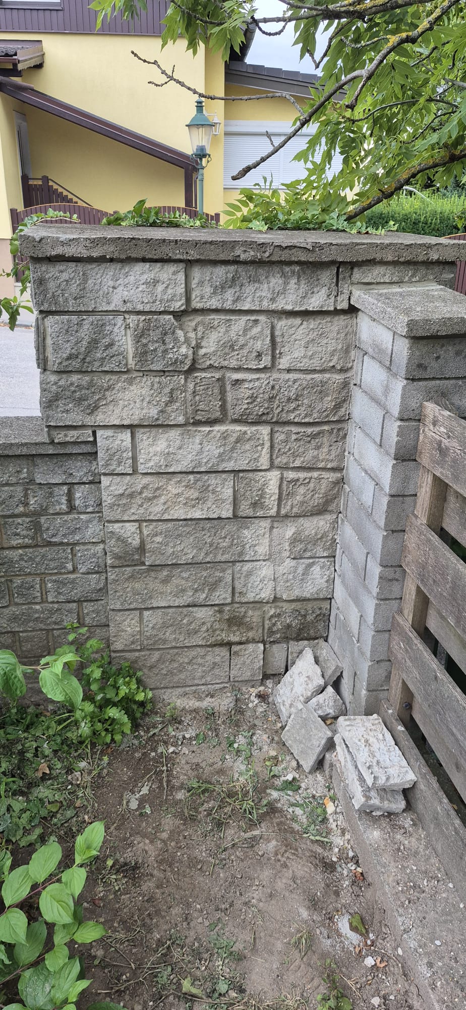 Kleinreparatur – Mauer nach der Reparatur