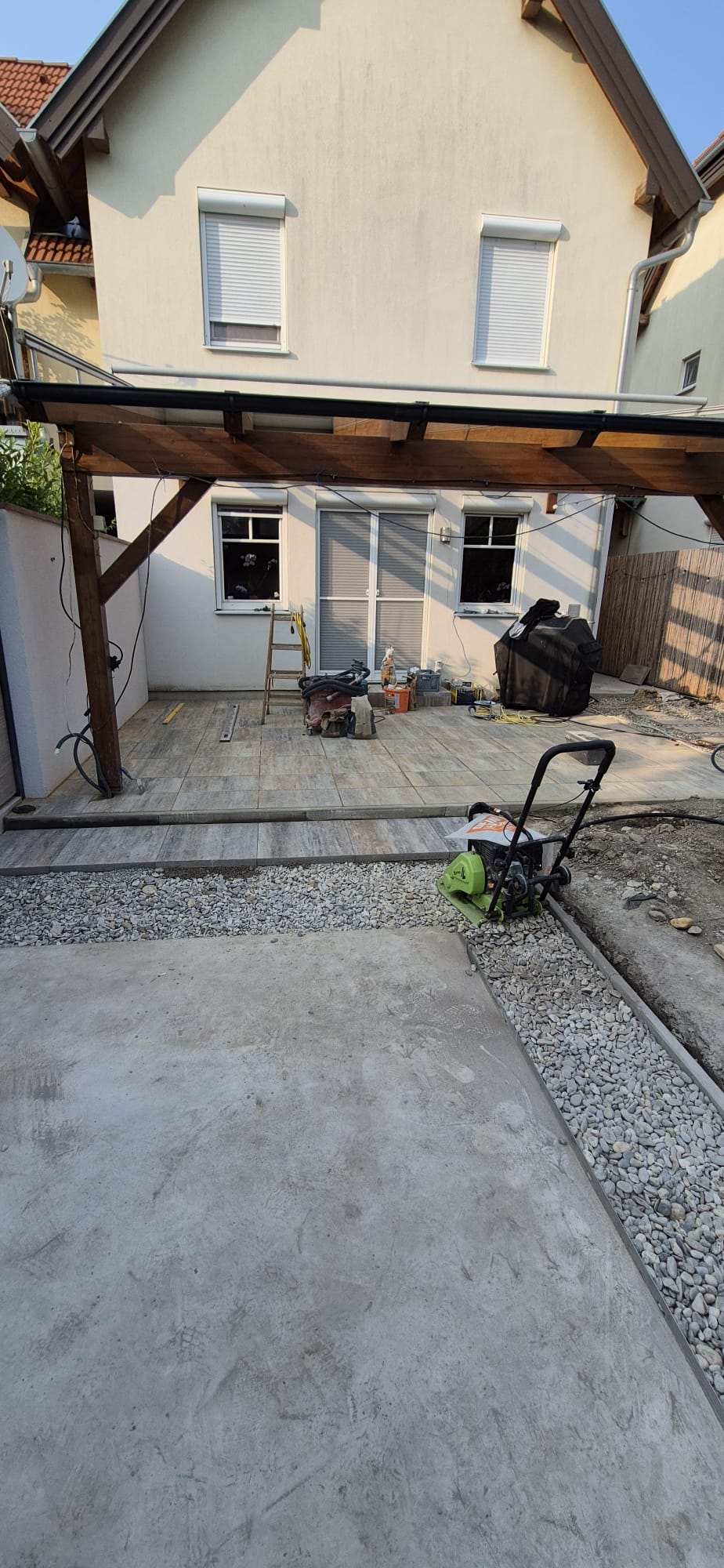 Fertig gepflasterte Terrasse unter dem Pergola-Dach